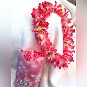 Photo Props: Bag of Vibrant Pink and White Floral Hawaiian Lei
BULK
Party favor